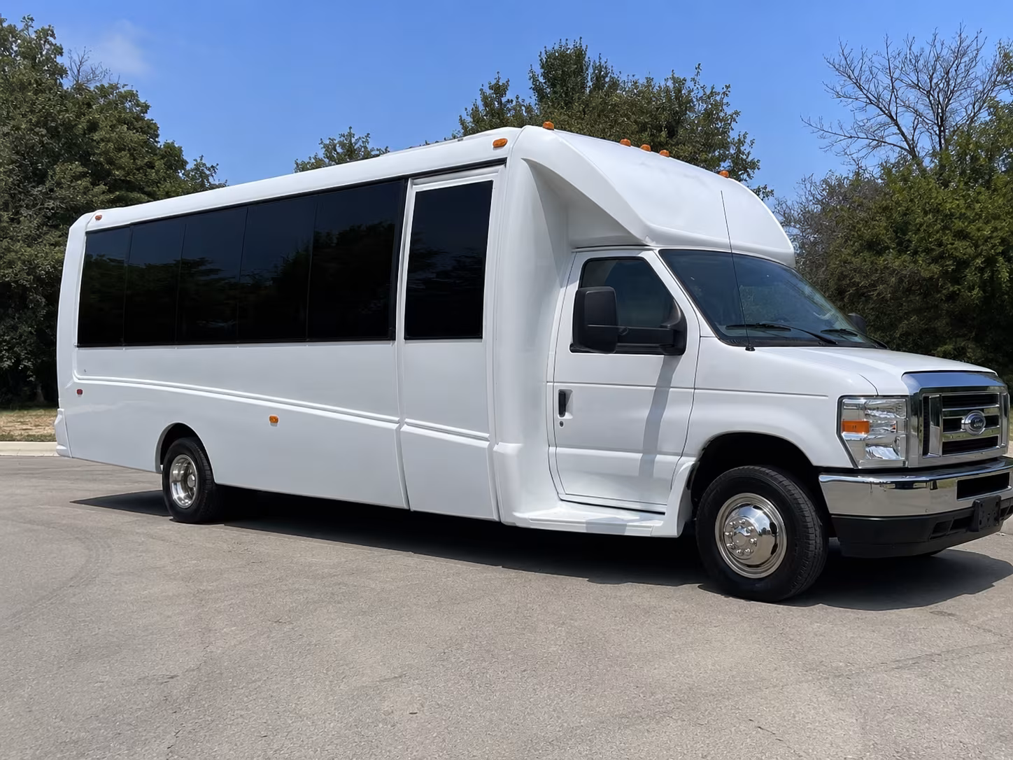 Tacoma Birthday, Sweet 16, & Quinceañera Transportation party bus exterior
