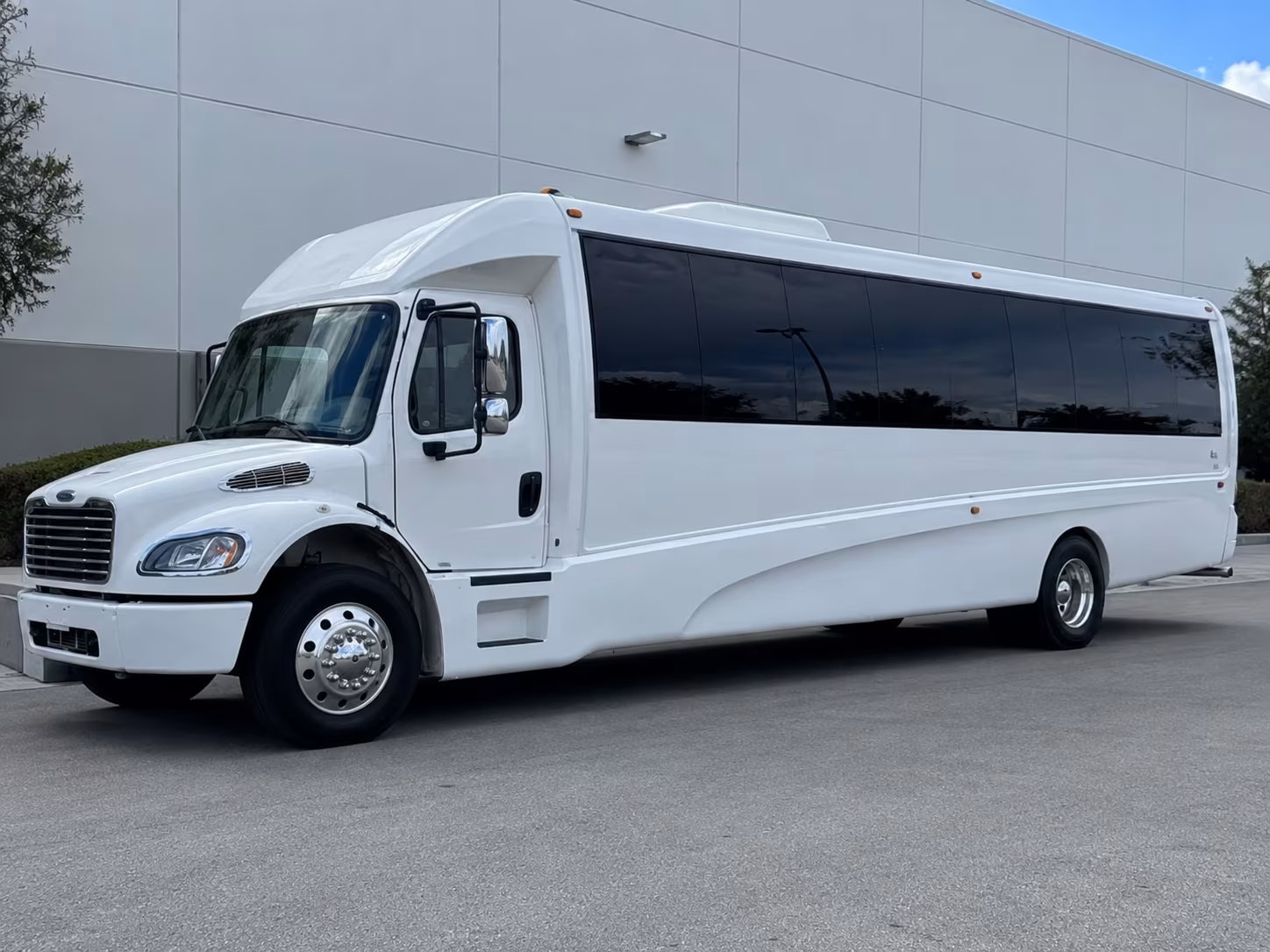 Tacoma Winery Tour & Pub Crawl Transportation party bus exterior